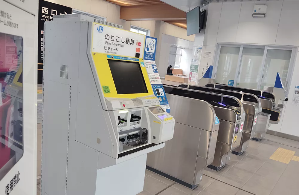Signage for the Fare Adjustment Machine near the ticket gates, helping tourists correct ticket errors.